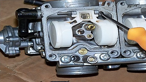 Come riparare il carburatore Suzuki?