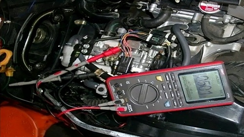 Come rilevare lo stato del motore attraverso il sensore della moto?