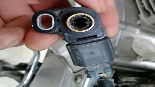 Qual è la causa del guasto del sensore di posizione dell'acceleratore della motocicletta?